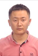 男人穿着襯衫描述已自動生成